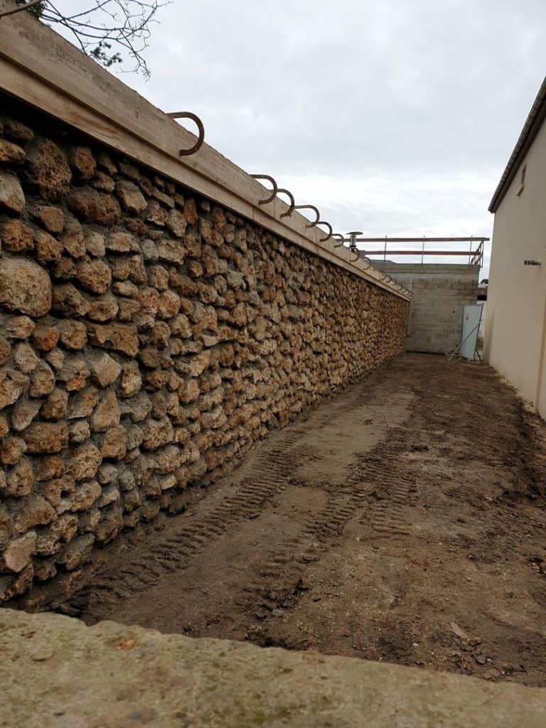 Réalisation d’un mur en pierres meulières | MACON RAMBOUILLET ...